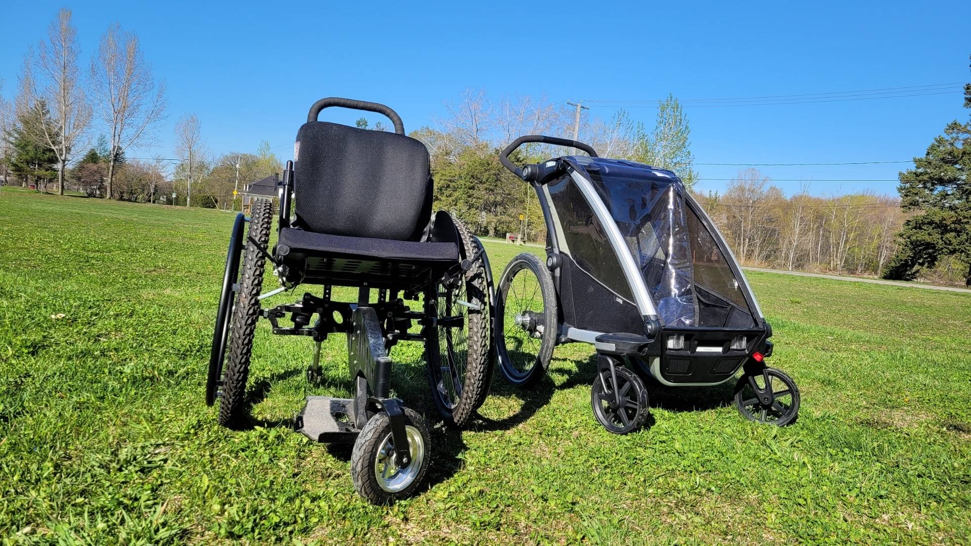 accès universel une chaise trackz et une poussette
