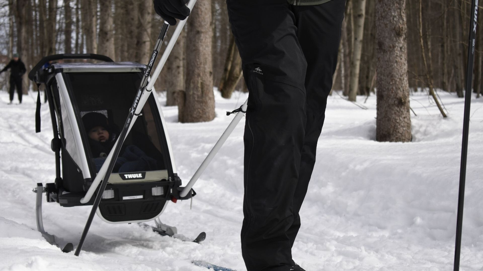 ski de fond Une personne pratiquant le ski de fond dans le sentier de la Base Plein Air Sainte-Foy