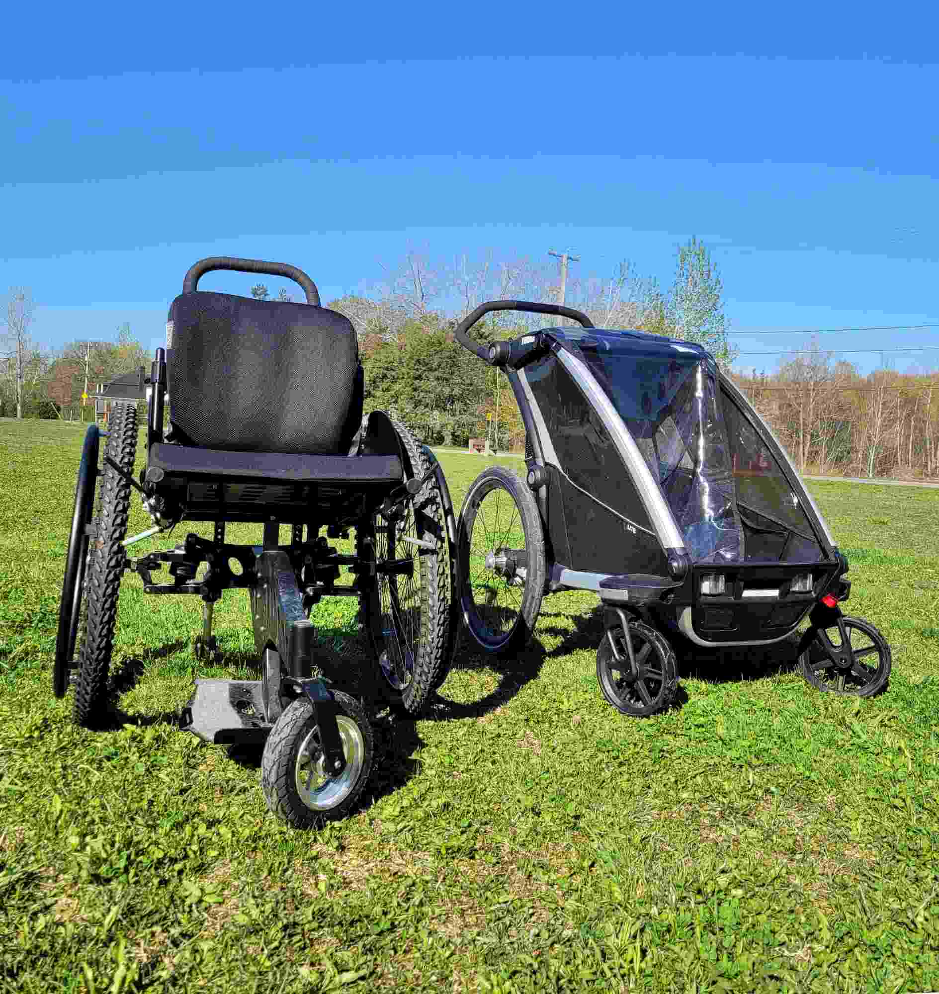 accès universel une chaise trackz et une poussette