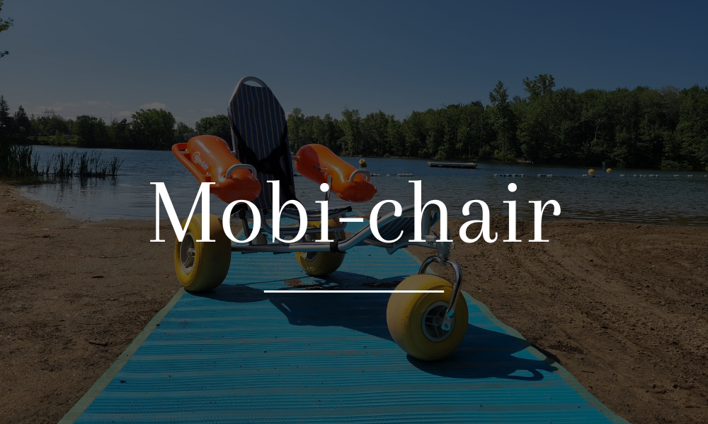 Chaise de baignade sur un tapis de plage